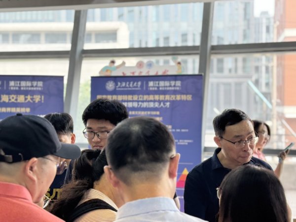 配资658 快放下“包袱”！高招专家支招：遵从内心热情来做专业选择